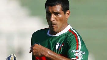 Zaguero de Palestino cree tener las armas para frenar el buen momento de Lucas Barrios