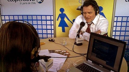 Roberto Ampuero criticó viaje de Bachelet a Cuba