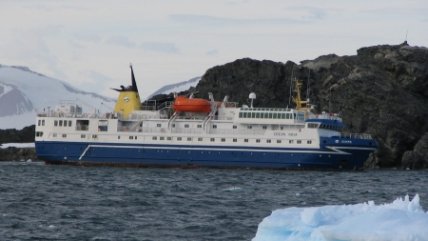   Armada confirmó buen estado de pasajeros en buque que varó en la Antártica 