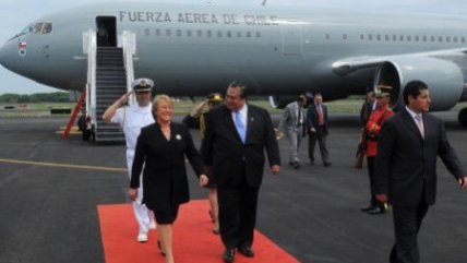 Presidenta ya está en El Salvador para asistir a asunción de Funes
