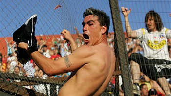 Esteban Paredes y la corona de Colo Colo: 