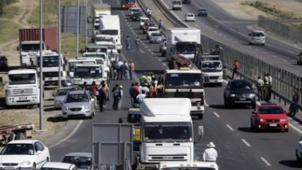   Camioneros paralizan exigiendo rebaja al impuesto específico 