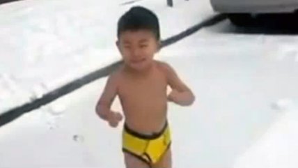   Un niño obligado a correr semidesnudo por la nieve 