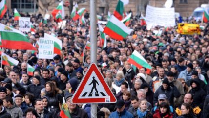 Miles de personas protestan en Bulgaria contra empresas eléctricas