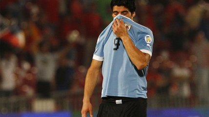 Uruguay presenta defensa de Luis Suárez por agresión a Gonzalo Jara