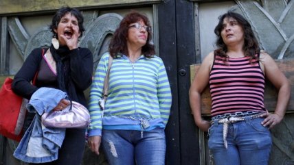 Vecinos se encadenaron al Ministerio de Vivienda