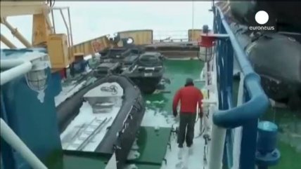   Barco ruso lleva dos días varado entre trozos de hielo 