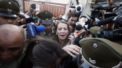 La salida de la nuera de Bachelet desde la fiscalía entre protestas y con resguardo policial