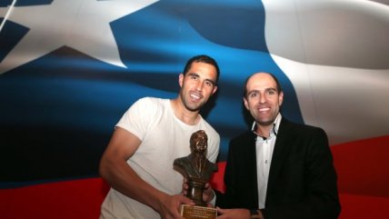 Claudio Bravo recibió el Premio "Sergio Livingstone"