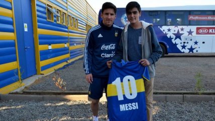 Messi, Agüero y Tévez recibieron camisetas de Everton