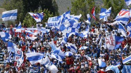 Más de 1.000 hinchas de la UC llegaron a San Carlos de Apoquindo para el banderazo