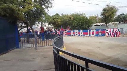 Hinchas de Universidad de Chile llegaron hasta el CDA para hacer un "banderazo"