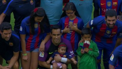 Claudio Bravo posó con todos sus hijos en el choque ante Real Betis
