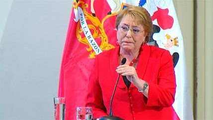   Bachelet se emocionó al homenajear a exonerados de la FACh 
