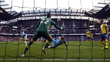Manchester City de Bravo no pudo superar el empate ante Everton