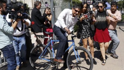Giorgio Martelli llegó en bicicleta a declarar a la Fiscalía