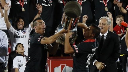 Paredes y Fierro protagonizaron divertido percance con el trofeo de la Copa Chile