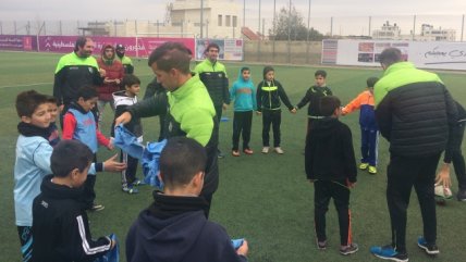 La clínica de fútbol del plantel de Palestino a niños en Ramallah