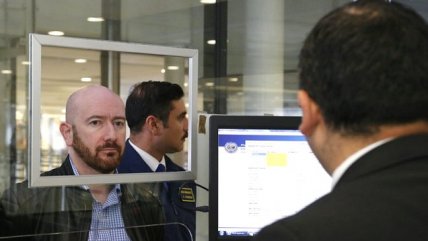   Esposado y pensativo: Así volvió a Chile Rafael Garay 