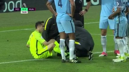 El momento de la lesión de Claudio Bravo en el choque ante Manchester United