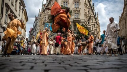 Cientos de personas celebraron festival hindú en Praga