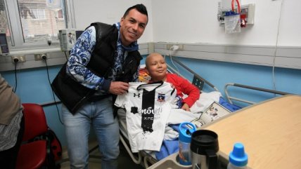 Figuras de Colo Colo visitaron a niños del Hospital Dr. Exequiel González Córtes