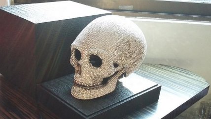   Los exclusivos y extraños objetos de Alberto Chang que hoy salen a remate 