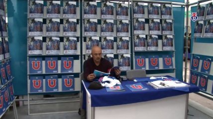La visita de Luis Musrri al stand de la U en la Feria del Libro de Santiago