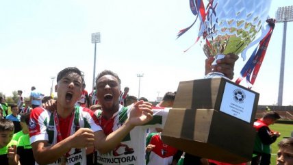 La celebración de Palestino tras coronarse en el Clausura de la categoría sub 19
