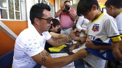 Esteban Paredes acompañó su función de vocal de mesa autografiando camisetas de Colo Colo