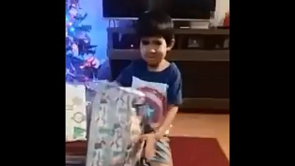 La tierna reacción de un niño que recibió una camiseta de Palestino como regalo