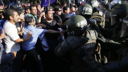   Enfrentamientos durante la marcha contra el acuerdo Corfo-SQM 