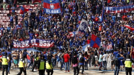 El masivo banderazo de los hinchas de U. de Chile en la previa del Superclásico
