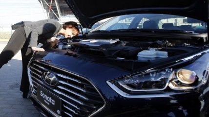   Autoridades reciben vehículos híbridos Transvip en el aeropuerto de Santiago 