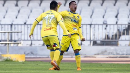 Óscar Salinas abrió la cuenta para Everton sobre Antofagasta con un buen gol
