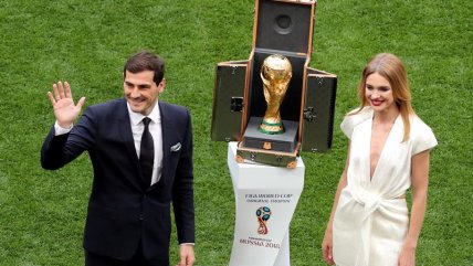 Iker Casillas y Natalia Vodianova presentaron la Copa del Mundo en el Estadio Luzhniki