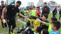 Claudio Bravo realizó valiosas clínicas deportivas con cientos de niños de la Región de Tarapacá