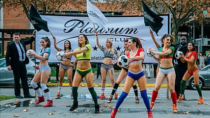 La atrevida intervención urbana del Club Platinum a propósito del Mundial de Rusia