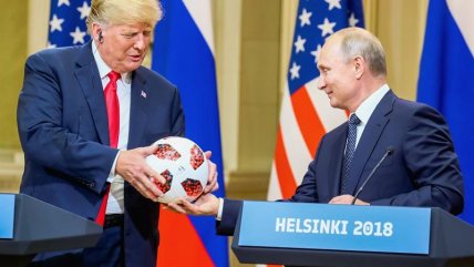 Vladimir Putin obsequió una pelota del Mundial a Donald Trump en la cumbre de Helsinki
