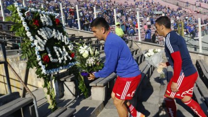 David Pizarro e Isaac Díaz dejaron flores en el Memorial del Estadio Nacional