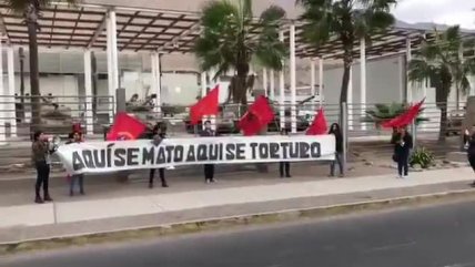   Iquique: Partido Comunista protestó en afueras de un Regimiento 