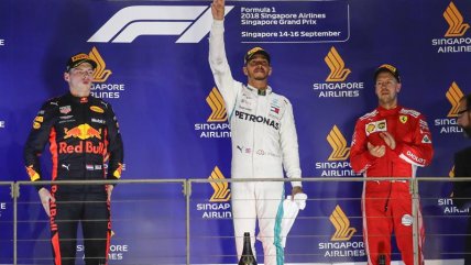 Hamilton dominó el circuito nocturno de Marina Bay y se acercó a un nuevo título en la F1