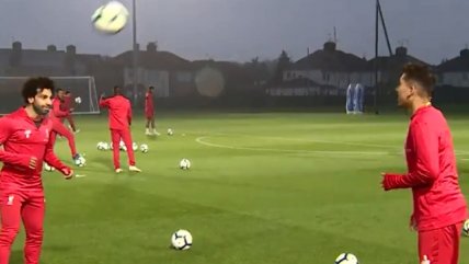 ¡Que no caiga! Mohamed Salah y Firmino mostraron toques de talento con el balón