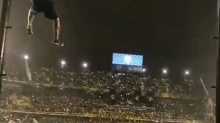 Hincha de Boca Juniors cayó desde una reja de La Bombonera