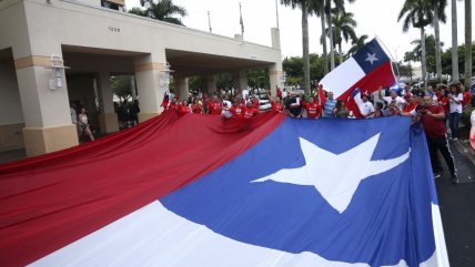 Los hinchas de la Roja brindaron banderazo previo al duelo ante Perú en Miami
