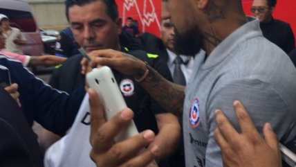 Arturo Vidal se robó las miradas en la llegada de la Roja a Querétaro