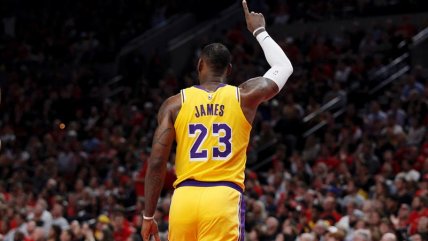 El primer partido oficial de LeBron James en Los Angeles Lakers terminó en derrota
