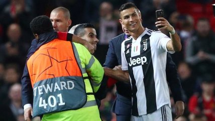 Crack: Cristiano Ronaldo se sacó una selfie con hincha que invadió la cancha en Old Trafford