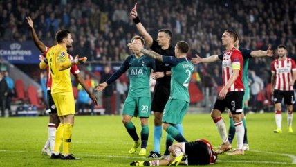 Hugo Lloris fue expulsado en empate entre Tottenham y PSV por criminal patada a Lozano