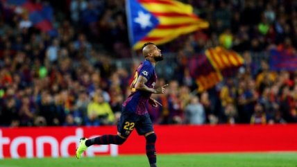 Hinchas de Barcelona reprobaron con pifias el cambio de Arturo Vidal por Arthur